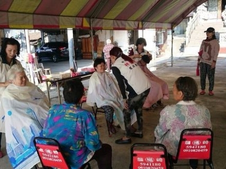 台南市新市區潭頂社區老人送餐與義剪活動